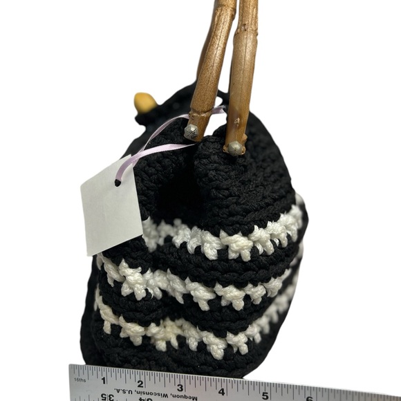 VINTAGE INSPIRED BLACK WHITE CROCHET HANDBAG, WOODEN BUTTON CLOSURE, 2 HANDLES - Picture 3 of 11